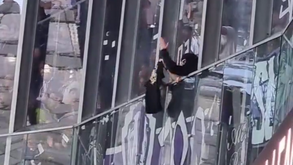 Confusão nas bancadas da Reale Arena: ultras do Anderlecht atiram cadeiras e provocam o caos