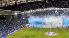 Fogo de artifício em tons de azul e branco: a coreografia do FC Porto antes do jogo com o Man. United