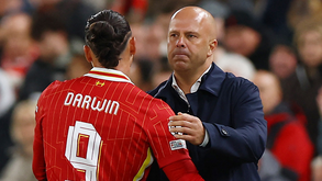 Arne Slot e a 'seca' de Darwin Núñez: «Precisa de se adaptar à equipa e a equipa a ele»