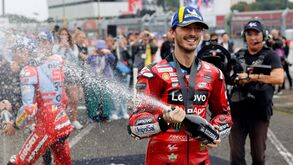 Francesco Bagnaia vence corrida sprint no Japão e aproxima-se do líder em MotoGP