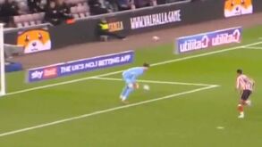 Guarda-redes do Leeds 'oferece' golo do empate aos 90'+7: adeptos já falam em esquema de apostas