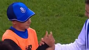 Nico González deu troféu de melhor em campo ao... apanha-bolas