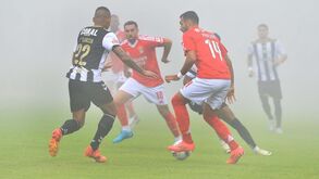 «E tu a queixares-te que no pavilhão do teu bairro a água dos chuveiros sai fria»: 'Marca' brinca com Nacional-Benfica