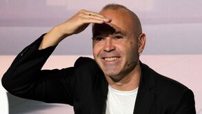 Iniesta pendura as botas: As imagens de uma carreira cheia