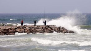 Mau tempo: Proteção Civil de Almada proibe acesso aos pontões da Costa da Caparica