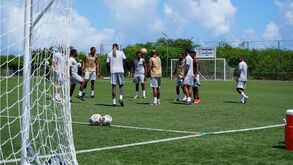 Jogo do 8.º escalão do futebol inglês adiado após dois jogadores serem chamados à seleção... das Bermudas