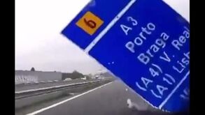 Assustador: vento derruba pórtico na A41 e quase acerta numa viatura