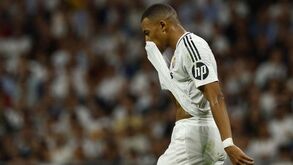Presença de Mbappé na Suécia causa surpresa: craque visto de máscara e gorro a caminho de uma discoteca