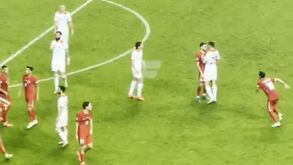 Kökçü envolvido em confusão no final do Turquia-Montenegro: momento gerou o caos no relvado