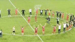 As imagens impressionantes dos festejos de jogadores e adeptos turcos após a vitória sobre Montenegro