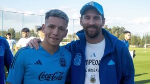 Prestianni posa ao lado de Lionel Messi