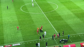 Polónia-Portugal: adepto invadiu relvado para tirar fotografia com Cristiano Ronaldo