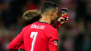 A foto... da foto: Cristiano Ronaldo saiu de braço dado com adepto e não se livrou de uma 'selfie'