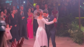 De telemóvel em riste e sorriso no rosto: Mourinho não esconde felicidade no casamento da filha