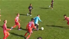 Guarda-redes sub-9 do Eintracht Frankfurt dribla toda a gente... e marca!