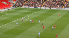 Olivia Smith marca de longe em Anfield e não contém emoção 