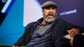 Cantona defende Sir Alex Ferguson: «É escandaloso!»