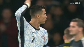 Árbitro não deixou cobrar canto nos descontos e Cristiano Ronaldo não escondeu irritação