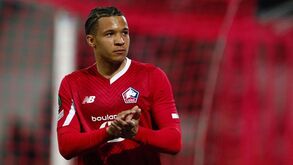 Tiago Santos lesiona-se com gravidade no treino do Lille: lateral vai ficar largos meses fora dos relvados