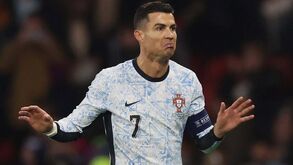 Ronaldo 'esmaga' na lista dos futebolistas mais bem pagos do mundo: Messi a (muitos) milhões de distância