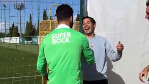 Do abraço especial à equipa técnica ao cumprimento a todos os jogadores: Matías Fernández voltou à Academia do Sporting