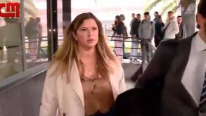 Sandra Madureira chega ao tribunal em silêncio e abandona local minutos depois
