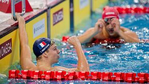 Léon Marchand regressa à competição com vitória e recorde francês 