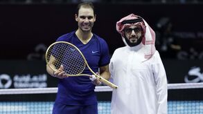 Nadal perde com Djokovic e recebe... raquete de ouro 