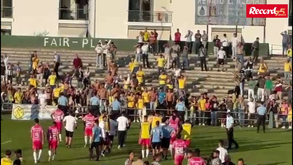 O momento em que os adeptos do Estoril mostram lenços brancos a Ian Cathro após eliminação na Taça