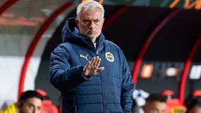 Fenerbahçe empata e críticos não perdoam: «Mourinho diz que trabalha 12 horas por dia mas acho que está a mentir»