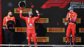 Sainz e Verstappen receberam pneus no pódio: Pirelli teve de descartar troféus planeados por motivo caricato