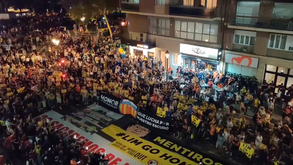 Valencia perde e adeptos reagem de forma explosiva: há um cordão policial à volta do Mestalla