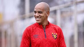 Pepa regressa às vitórias e iguala líder Santos