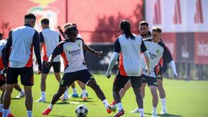 A entrada dura de Kaboré no treino do Benfica que deixou Aktürkoglu com queixas
