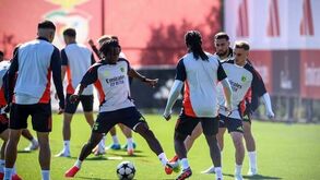 A entrada violenta de Kaboré sobre Aktürkoglu no treino do Benfica: veja as imagens