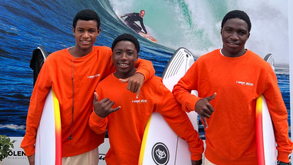 Jovens talentos do surf angolano em Supertubos para viver toda a experiência do Bom Petisco Peniche Pro