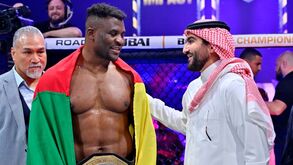 Israel Adesanya sem dúvidas: «Ngannou é o maior peso pesado de todos os tempos» 