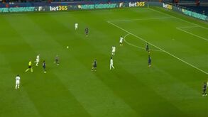Assistência de... ombro? Dembélé 'estragou' momento de magia de João Neves