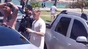 Jogador do Flamengo apanhado pela polícia no meio dos confrontos entre adeptos do Peñarol e Botafogo