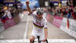 UAE Emirates blinda Tadej Pogacar com contrato até 2030