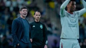 Quem pode... pode: Gerrard muda hora do treino para ver o Liverpool