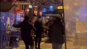 Adeptos do Fenerbahçe e do Man. United em confrontos antes do jogo da Liga Europa