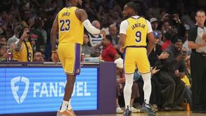 Fez-se história na NBA: LeBron James e o filho Bronny jogaram ao mesmo tempo
