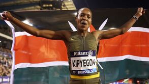 Faith Kipyegon com doutoramento honoris causa em universidade queniana