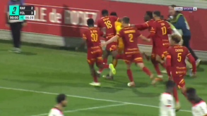 Às vezes resulta: guarda-redes do Rodez sobe à área contrária e marca aos 90'+7