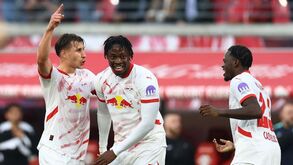 Leipzig vence Friburgo e sobe provisoriamente à liderança da Bundesliga