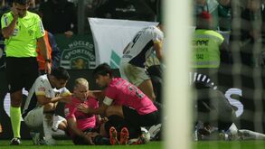 Nuno Santos lesiona-se em cima do intervalo e deixa o relvado de maca