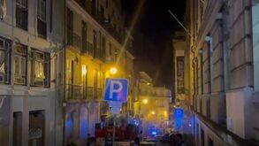 Caixa de eletricidade incendeia-se e gera o caos no Teatro da Trindade: centenas de pessoas retiradas