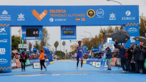 Yomif Kejelcha voa em Valência e 'rouba' recorde mundial da meia maratona a Lisboa