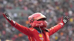Sainz vence GP do México e Norris encurta distância para Verstappen em prova atribulada